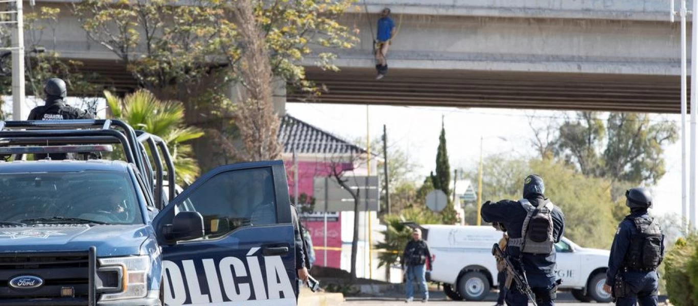 Εικόνες φρίκης στο Μεξικό: Πτώματα κρεμασμένα σε γέφυρα και δέντρο (βίντεο)